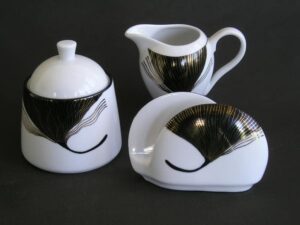 Suhkrutoos, koorekann ja salvrätihoidja Kuldlill-must lill